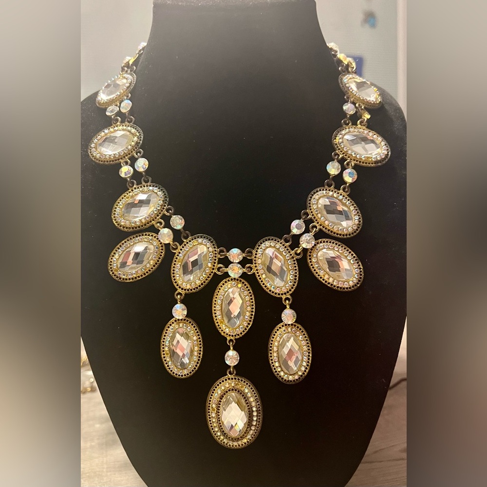 BLINGY BOMBSHELL STATEMENT NECKLACE AND AB HEAVEN 🔥🔥🔥🦄🦄🦄